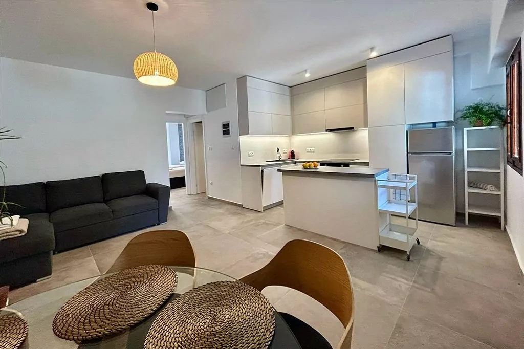 Suzanna First Line Apartment Polychrono