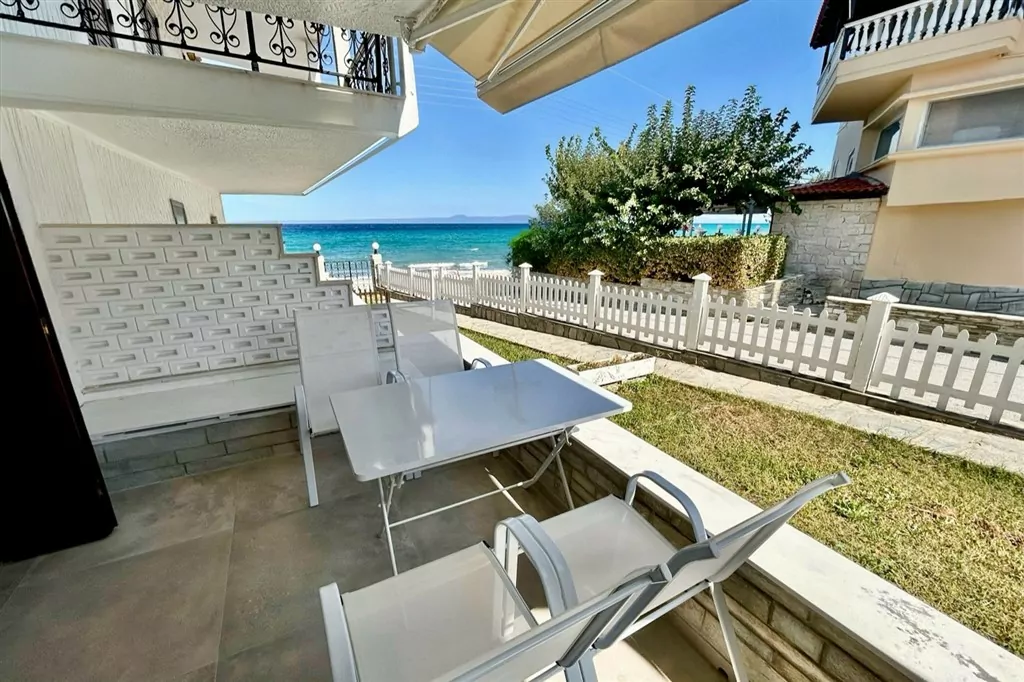 Suzanna First Line Apartment Polychrono