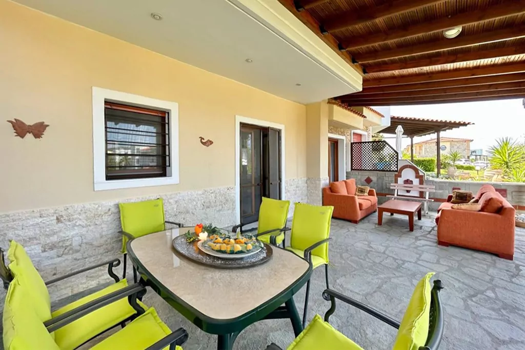 Alexander Beach Villa Fourka